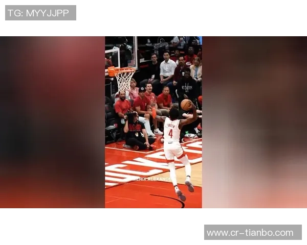 杰伦格林重摔让人揪心站起身后全场松了一口气 杰伦格林重摔让人揪心站起身后全场松了一口气